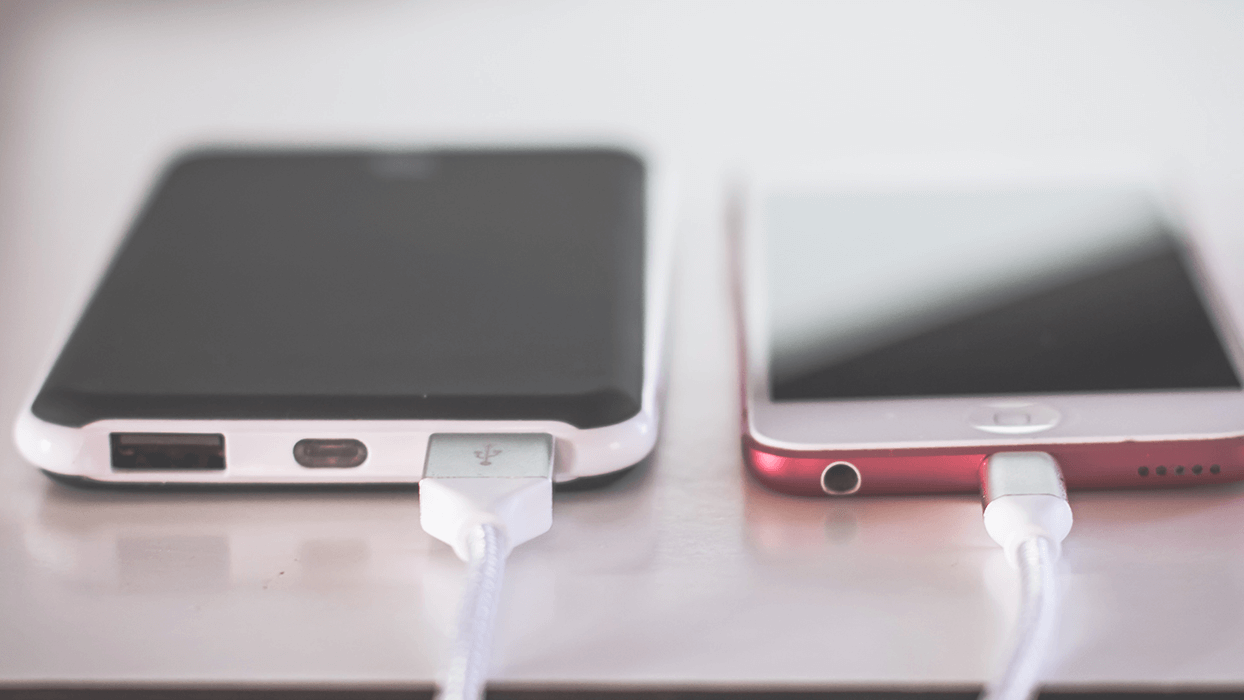 Power Bank charging a phone